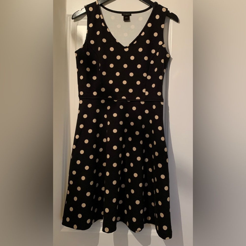 LN ANN TAYLOR V-NECK DRESS. YUMMY FABRIC. BLACK W/TAN POLKA DOTS. FLATTERING❤️